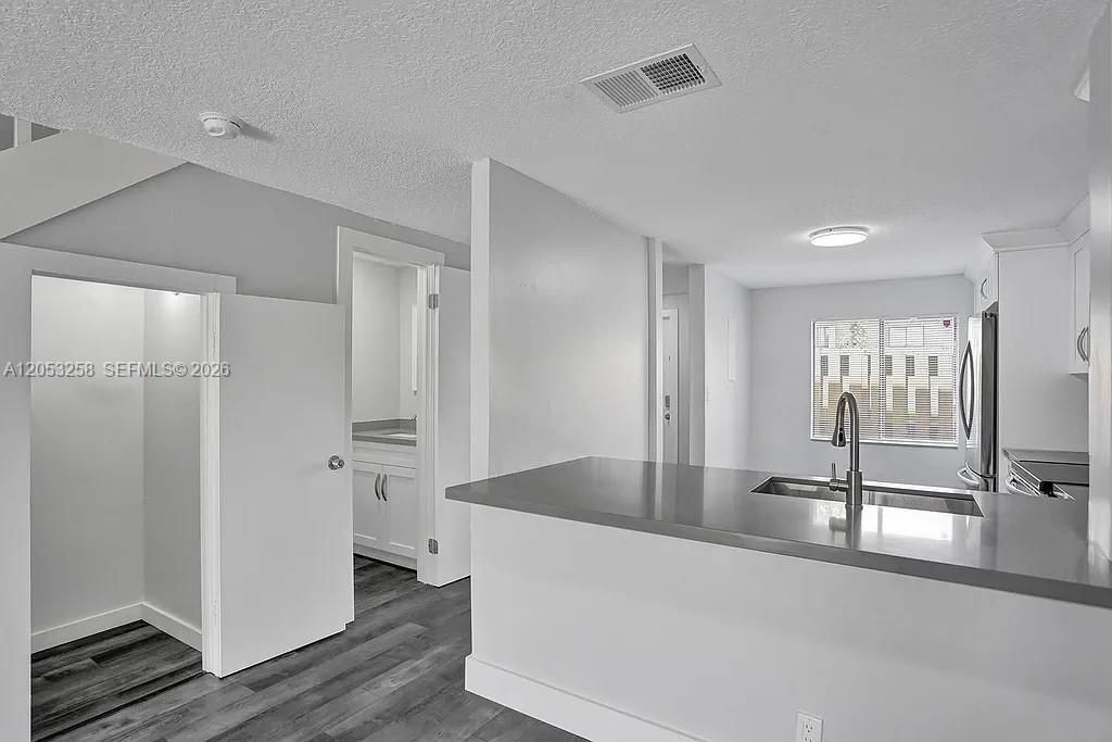 Building Photo - 5084 S University Dr