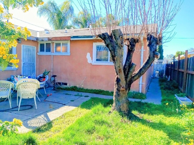 Building Photo - Recently Remodeled 3bd Single Story House Accepting Pets!