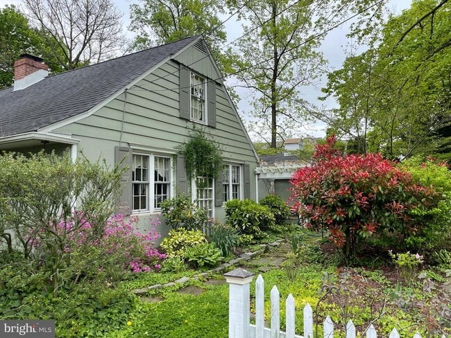 Building Photo - 705 Pomona Ave