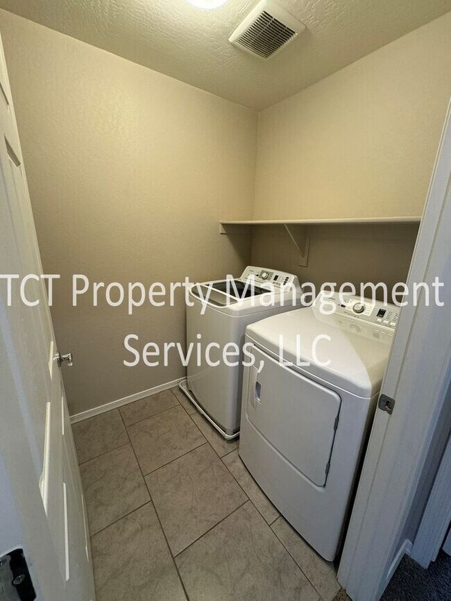 Building Photo - Updated and Low-Maintenance Townhome in Mesa!