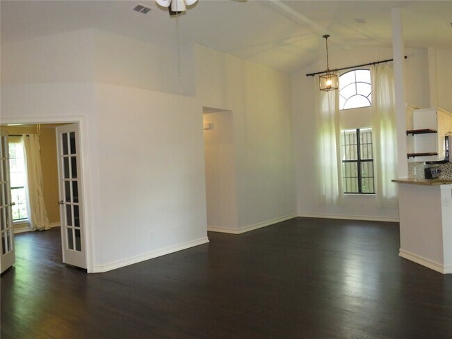 Building Photo - 2308 Crestmeadow St