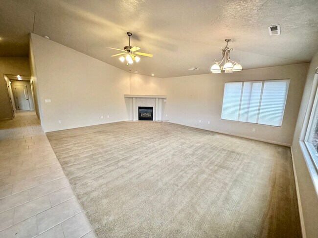 Building Photo - 3 Bedroom Home In Southgate!