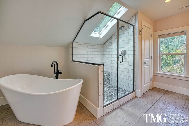 Building Photo - 3 BD SW Portland Home Near Multnomah Village