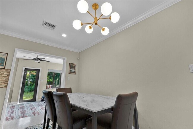 Building Photo - 426 NE 8th Ave