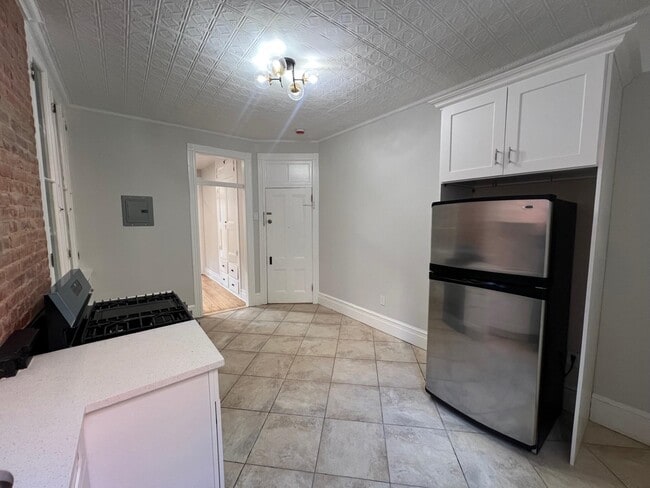 Building Photo - 492 Monmouth St