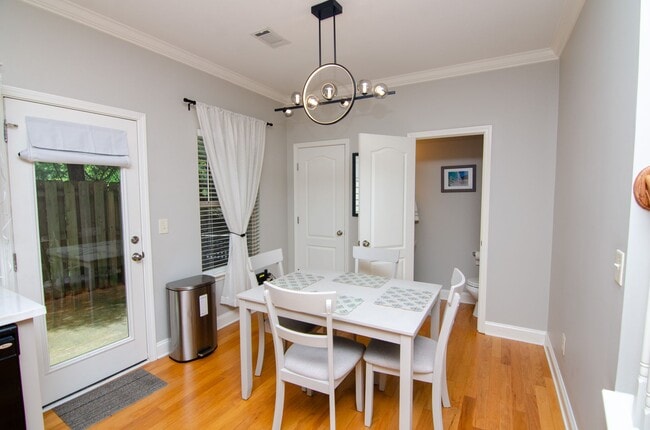 Building Photo - Furnished rental