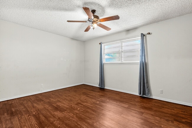 Building Photo - 225 N Terry Dr