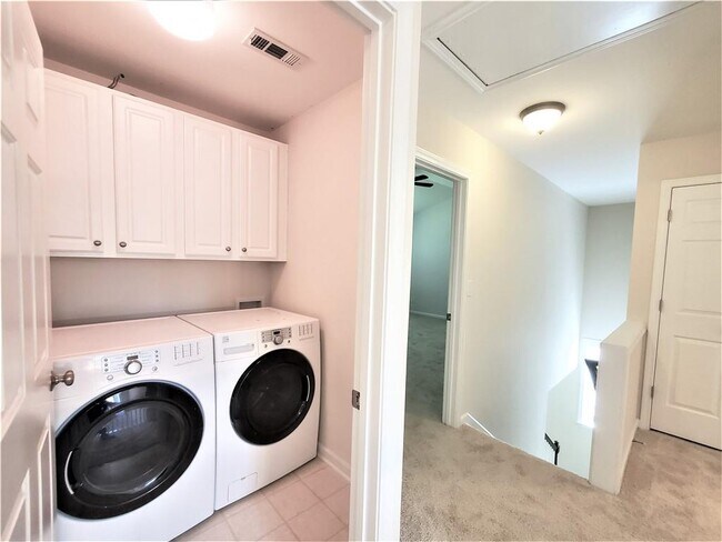 Building Photo - 545 Friars Head Dr NE