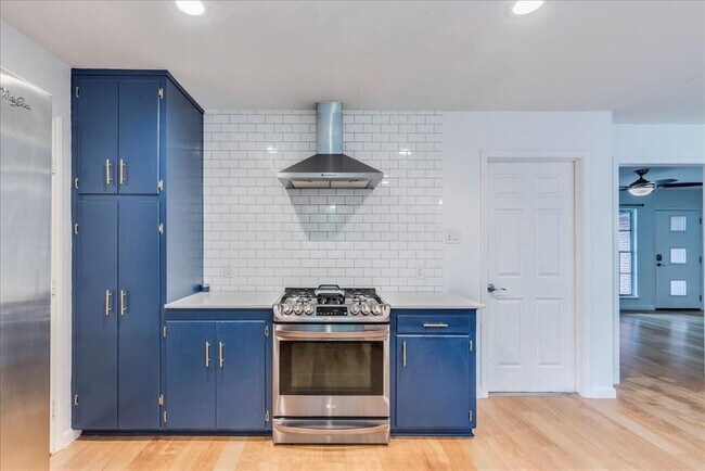 Building Photo - 5614 Delwood Dr