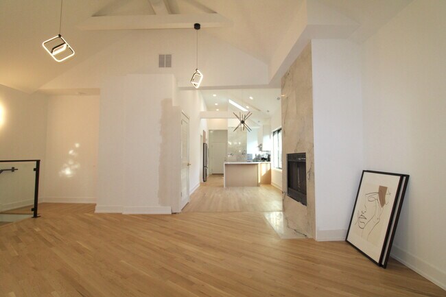 Building Photo - 933 N Ashland Ave