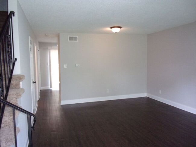 Building Photo - Recently Renovated 2 Bedroom 1 1/2 Bath To...