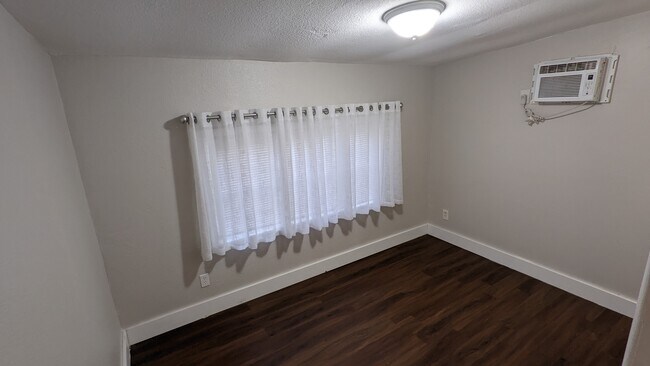 Is fully furnished - 2746 Winona Dr