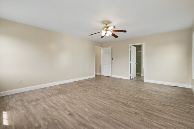 Building Photo - Beautifully updated and spacious 5-bedroom, 3.5-bath home for rent in the heart of Woodbridge
