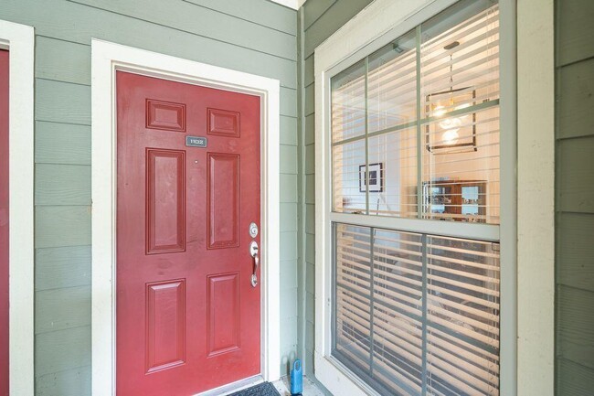 Building Photo - 6810 Deatonhill Dr