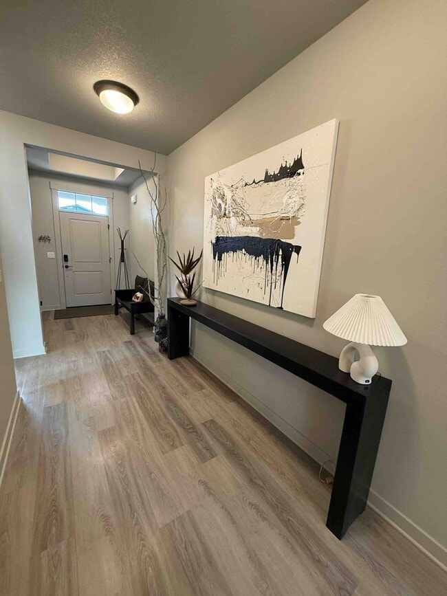 Building Photo - Immaculate 3-Bedroom Home with Open Layout in Crescent Creek