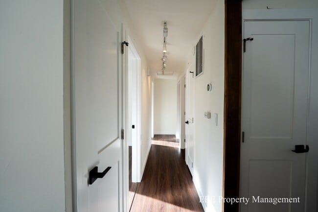 Building Photo - Cozy Redmond Rambler ready for move in NOW