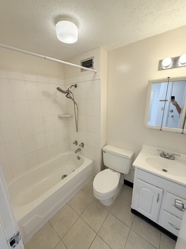 Building Photo - 2211 Ala Wai Blvd