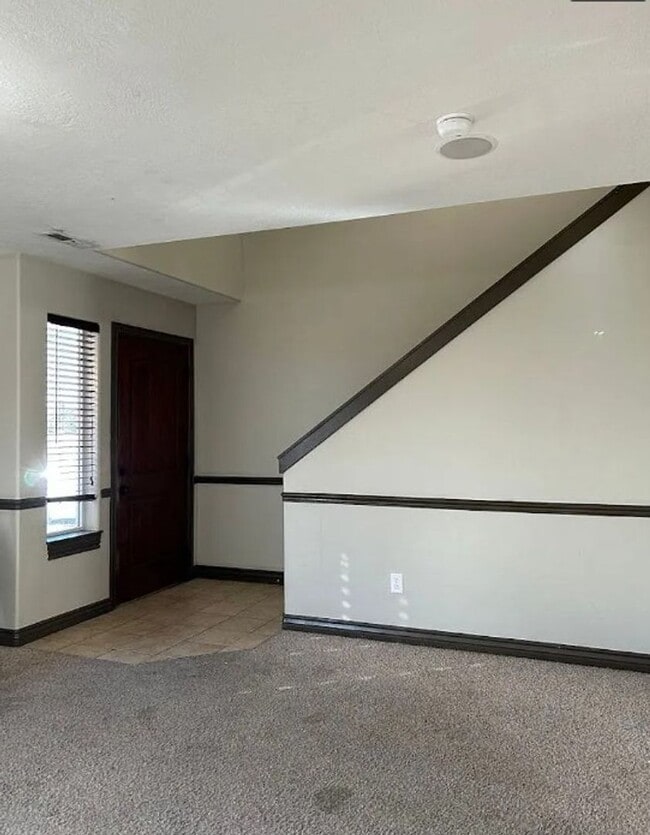 Building Photo - 3 bed 1.5 bath IMMACULATE END-UNIT Townhome in the Meadows