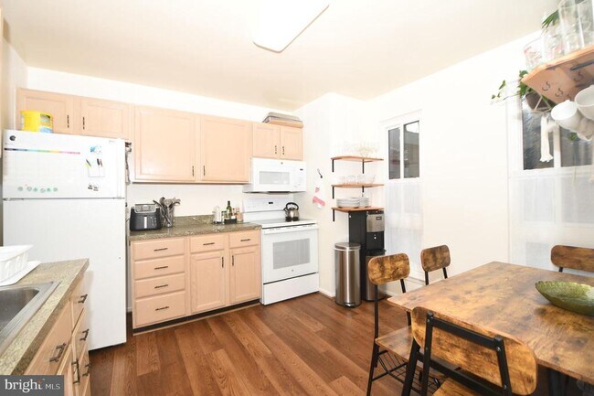 Building Photo - 7812 Briardale Terrace