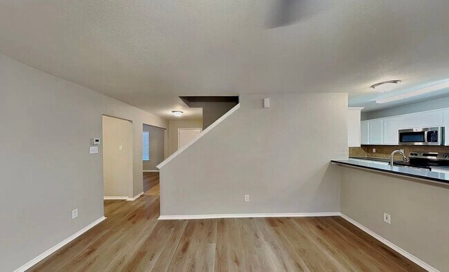 Building Photo - MOVE IN READY