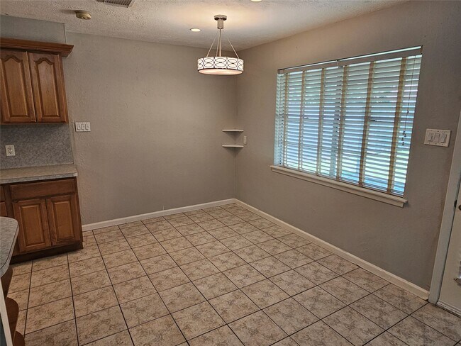 Building Photo - 2701 Henderson Ln