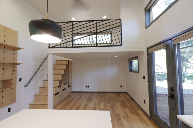 Building Photo - Unique Tiny Home in Hiatus neighborhood cl...