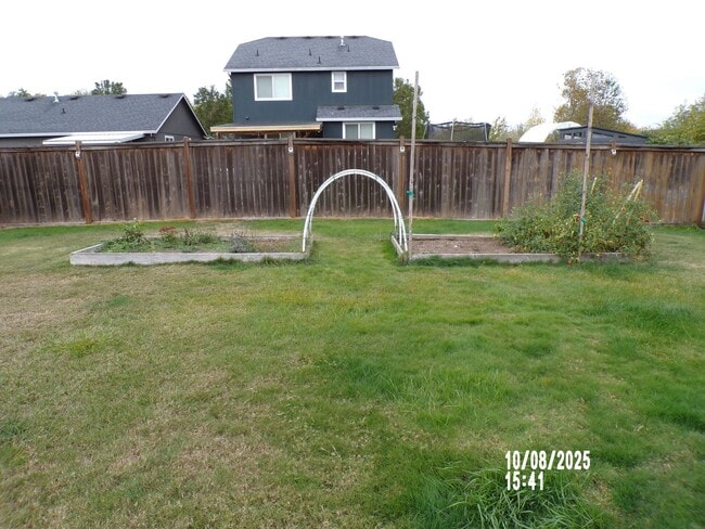 Building Photo - Spacious 3 bed 2 bath private cul-de-sac