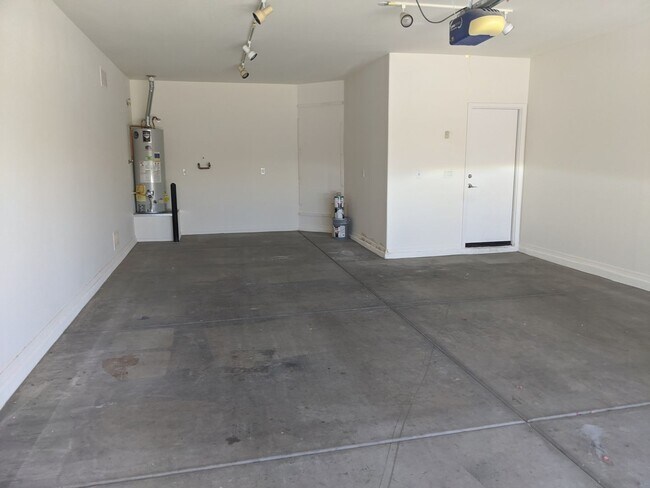 Building Photo - 4 bedroom 3 bathroom ranch home!