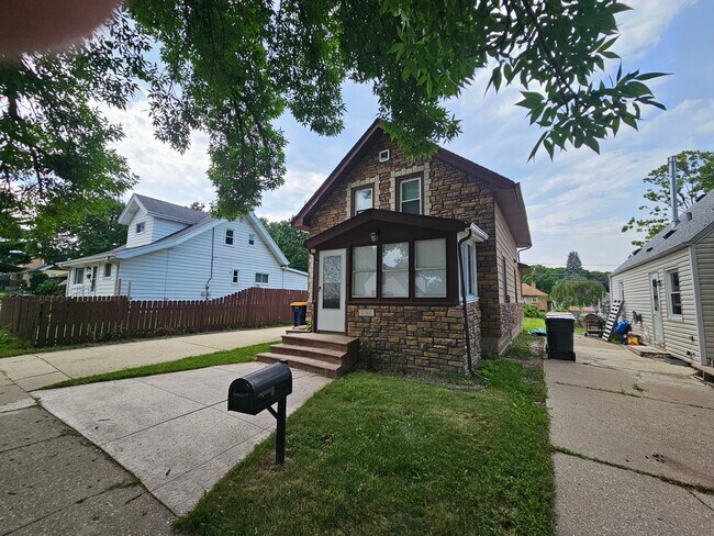 Building Photo - 1967 S 93rd St