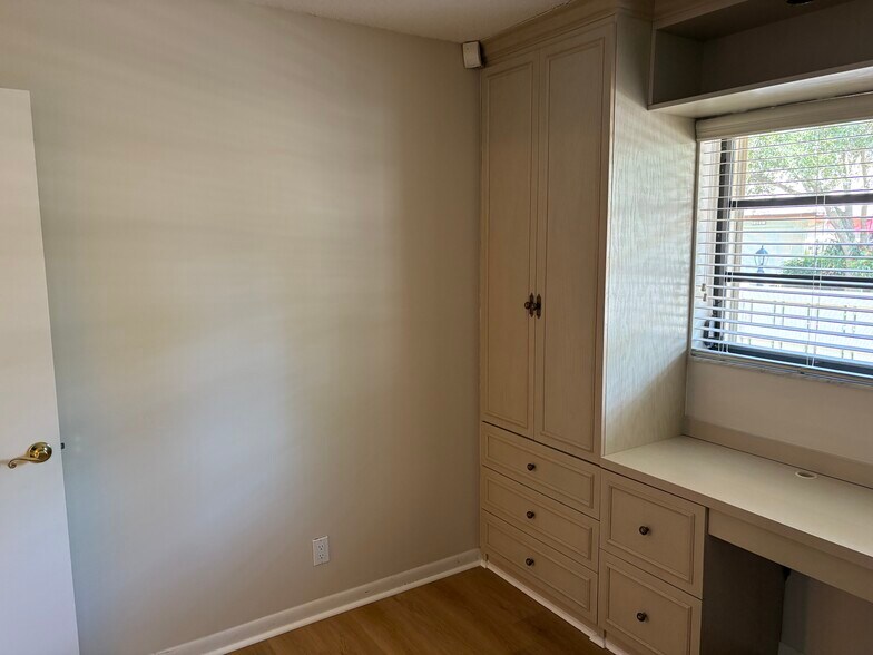 Building Photo - 3951 NE 17th Ave