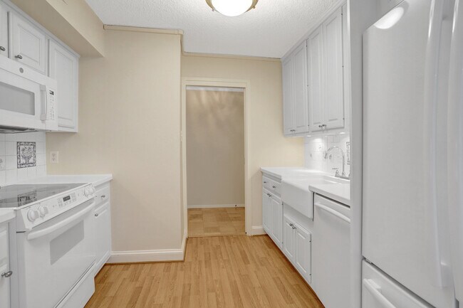 Building Photo - 3800 Fairfax Dr