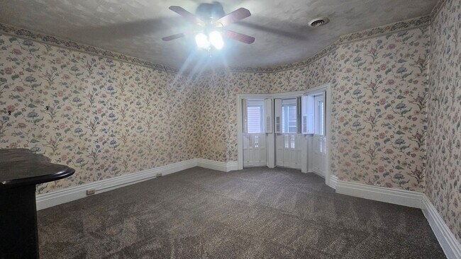 Building Photo - 457 W 5th St