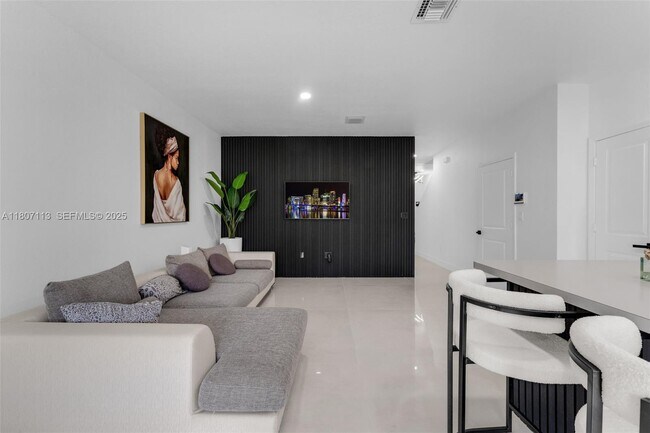 Building Photo - 617 SW 11th St