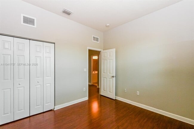 Building Photo - 457 SE 37th Pl