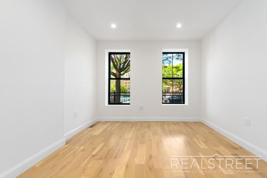Building Photo - 3 Bed 2 Bath with W/D & Terrace!