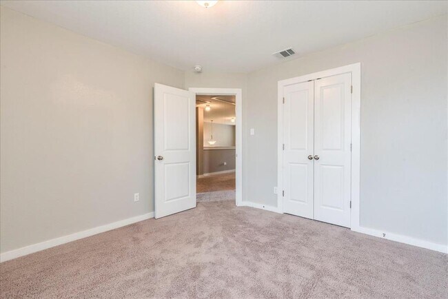 Building Photo - 109 Pine Island Ln