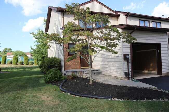 Building Photo - 17 Saxonney Cir