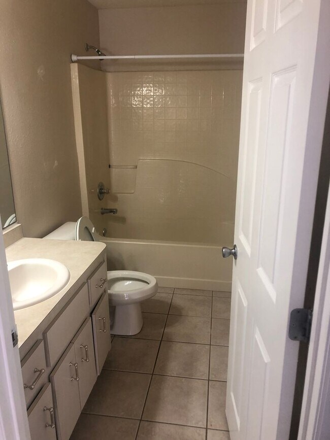 Building Photo - *** NOT AVAILABLE TO SHOW BEFORE MAY 15TH *** Great Location - SE Ocala Home 3/2/2 **Won't Last***