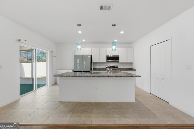 Building Photo - 131 College St