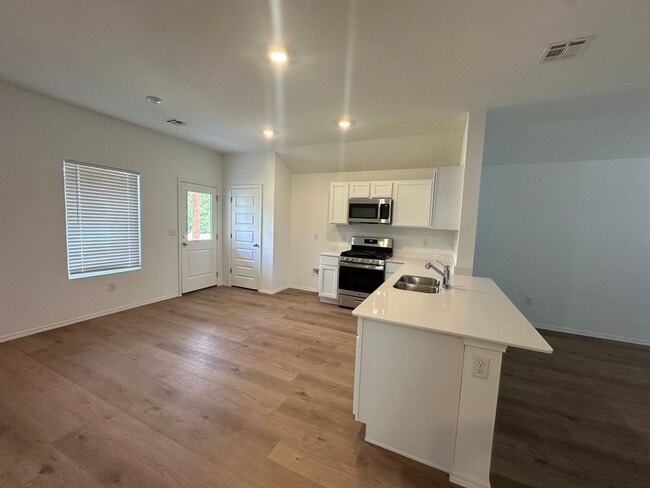Building Photo - *Newly Built* 3 Bed 2 Bath 2 Car Garage