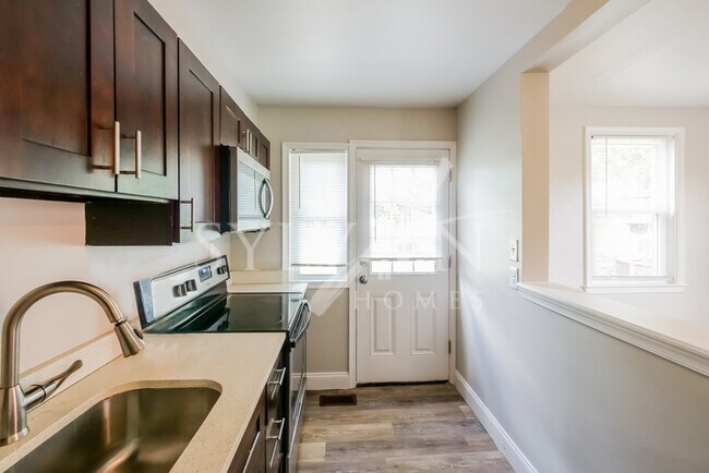 Building Photo - Charming 3 level townhome