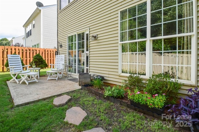 Building Photo - 2121 Kaybird Ln