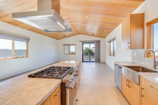 Building Photo - Ultra Luxury Guest House w/Private 200sf B...