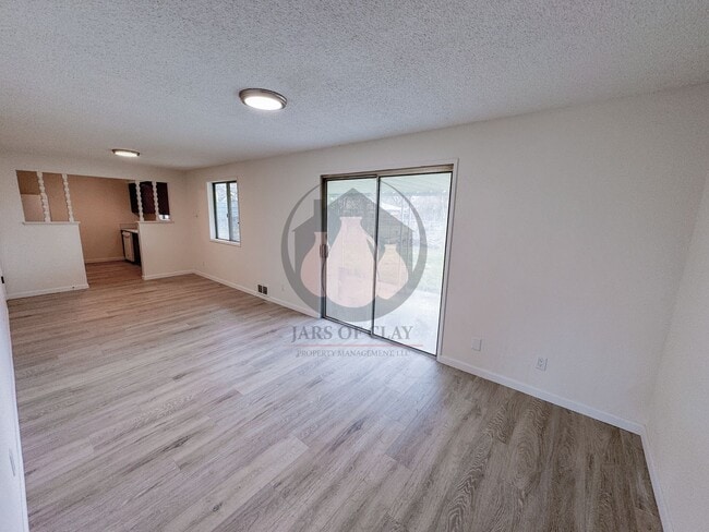 Building Photo - Beautifully Renovated Home -