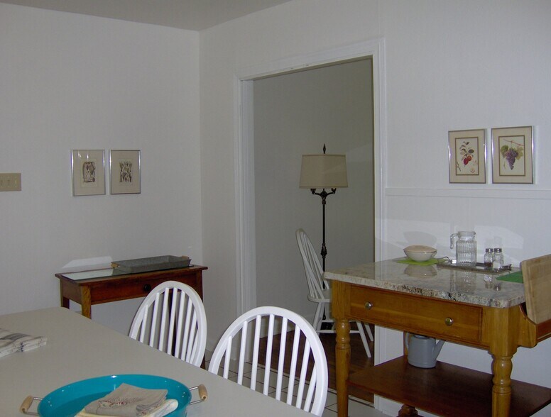 Building Photo - 2256 Bardwell Dr