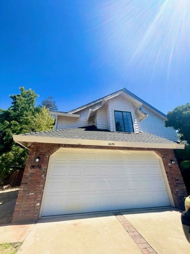 Building Photo - Darling Elk Grove Halfplex!