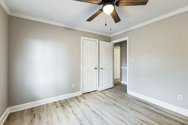 Building Photo - 412 Circle Dr