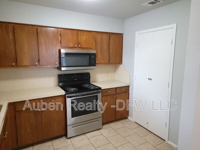 Building Photo - 1106 Suburban Dr