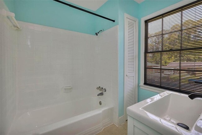 Building Photo - 150 Fairway Oaks Dr