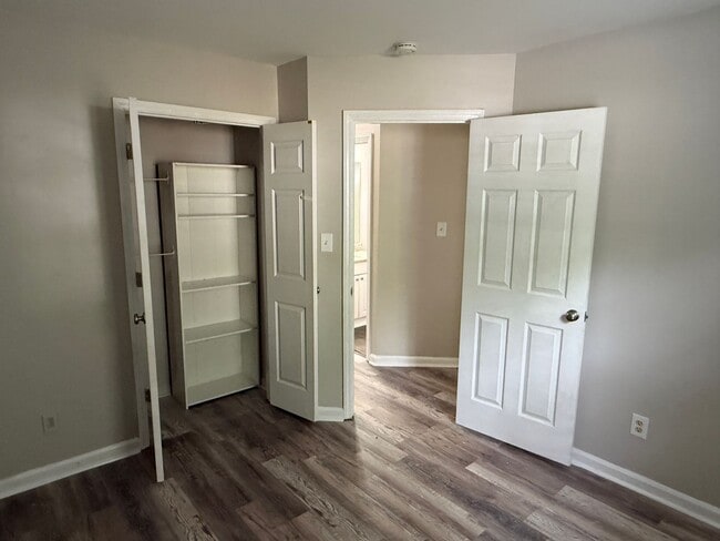 Building Photo - 6617 Cedar Cliff Dr